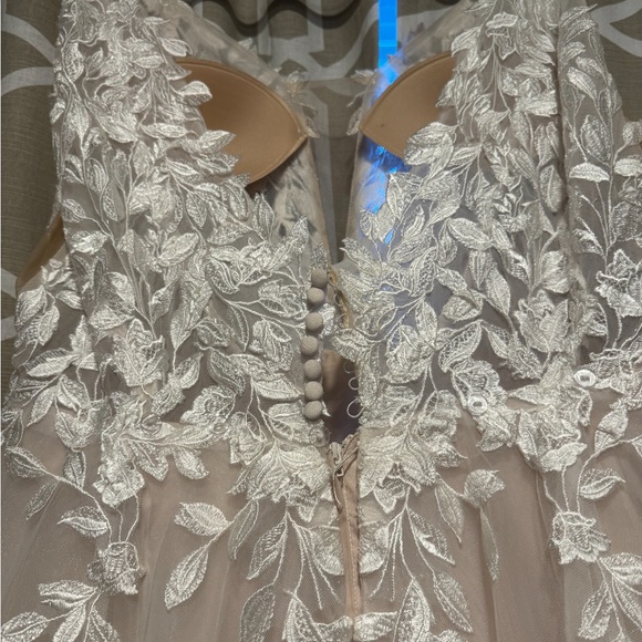 CHARMING LACE AND TULLE A-LINE
WEDDING DRESS SIZE 24. - Picture 7 of 12